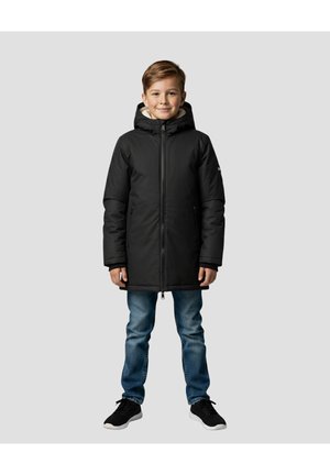 Zwarte geïsoleerde parka met capuchon, ritssluiting aan de voorkant en zijzakken, gedragen over een blauwe spijkerbroek en zwarte schoenen. Soepele textuur.