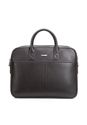 Ciemnobrązowa, teksturowana skórzana teczka z podwójnymi uchwytami, przednią kieszenią i srebrnym zamkiem błyskawicznym, umieszczona na białym tle.