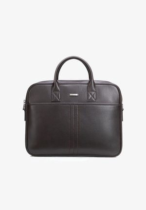 Serviette en cuir brun foncé texturé avec poignées doubles, poche frontale et fermeture éclair argentée, placée sur un fond blanc.