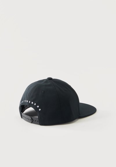 Casquette snapback noire réglable avec une visière incurvée et un logo texte blanc à l'arrière, présentée sur fond blanc uni.