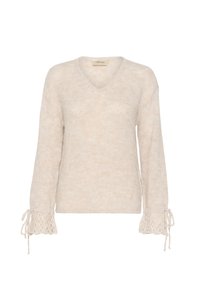 Sweter w serek w jasnobeżowym kolorze z długimi rękawami. Posiada koronkowe detale przy mankietach z wstążkami. Teksturowany, miękki materiał.
