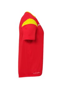 Maglietta sportiva rossa a maniche corte, con un tocco giallo sulla spalla e un logo stampato sul davanti. Tessuto leggero e texture liscia.