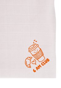 Weißer Baumwollstoff mit einem strukturierten Gittermuster. Enthält orangefarbene Illustrationen einer Tasse Kaffee, einem Croissant und dem Text "6 AM CLUB."