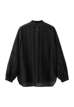 Blouse noire à manches longues boutonnée avec col mandarin, rayures verticales en dentelle et tissu légèrement transparent.
