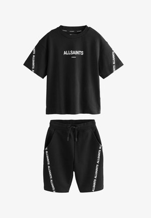 Sort kortærmet t-shirt og shorts med snøre, begge lavet af blødt stof. Har hvidt bogstavtryk på ærmer og shorts.