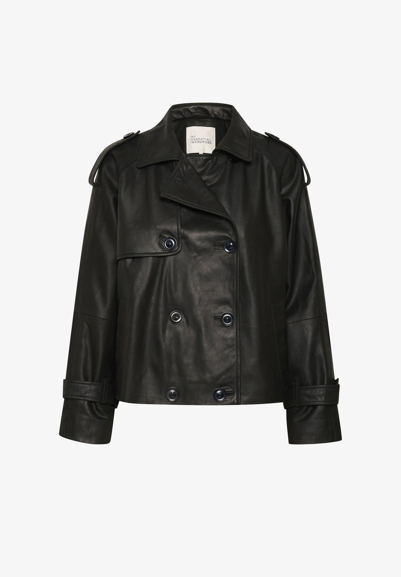 Musta kaksirivinen nahkatakki, jossa napituksena koristeina napit, leveät kaulukset ja olkasaappaat. Takissa on lyhyt leikattu malli ja kapeat hihat.