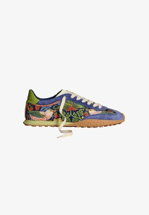 Suède sneaker met een blauwe schacht met bloemenpatronen, groene accenten, beige veters en een gestructureerde rubberen zool van gum.