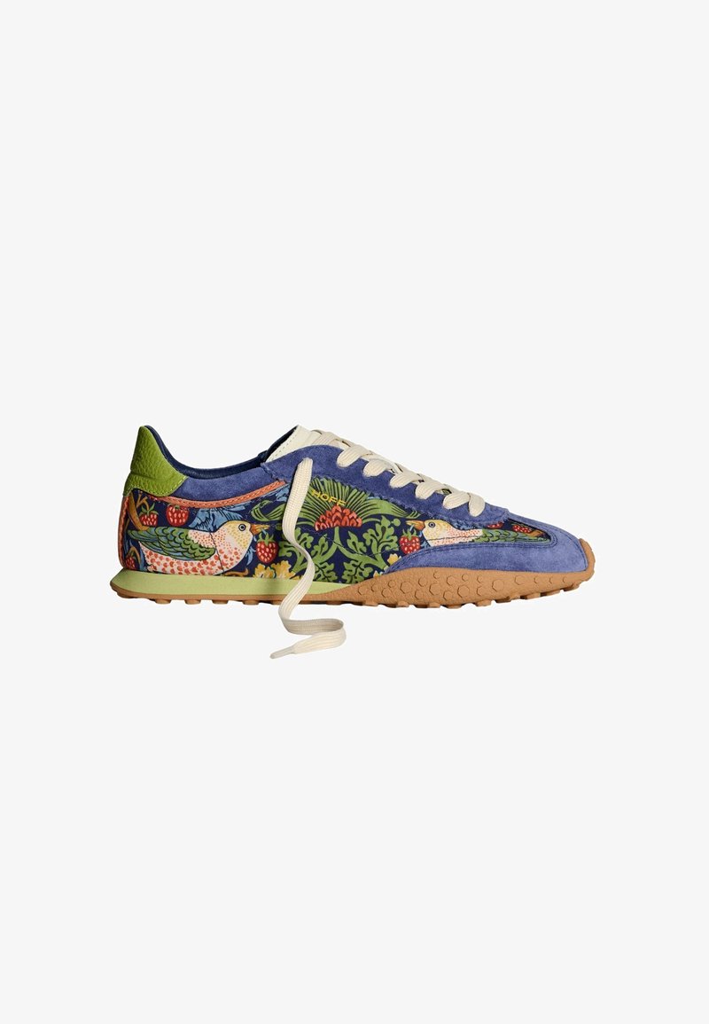 Zapatillas de ante con un cuerpo azul adornado con patrones florales, acentos verdes, cordones beige y una suela de goma texturizada.