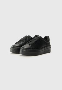 Sneakers neri con suola a piattaforma, tomaia in pelle liscia, punta rotonda, sei occhielli e dettagli testurizzati sul tallone.