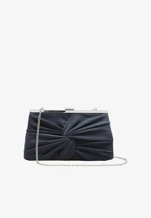 Schwarze Stoff-Clutch mit gedrehtem Knotendetail, silbernem Rahmen und dünnem silbernem Kettenriemen vor weißem Hintergrund.