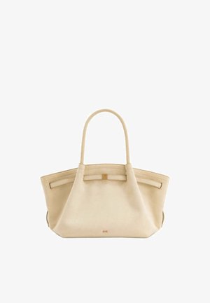 Sac fourre-tout en daim beige avec une large base, une seule poignée arrondie et un logo doré discret près du centre en bas sur fond blanc.