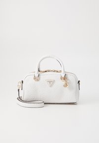 Borsa a mano in pelle bianca con motivo floreale embossato, minuteria dorata, doppi manici superiori, tracolla staccabile e un emblema sul davanti.
