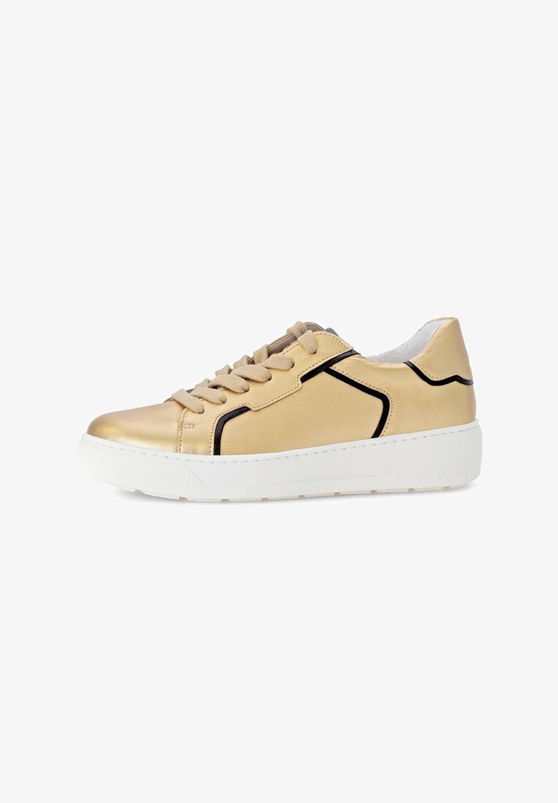 Goldene metallische Sneaker mit weißer Plattformsohle, schwarzen Akzenten, runder Zehenpartie und strukturiertem Obermaterial.