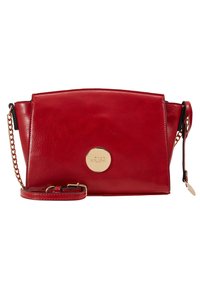 Borsa a tracolla rossa in pelle con texture liscia, hardware dorato, un logo circolare e una tracolla a catena removibile. Design angolare con chiusura sicura.