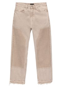 Jeans de mezclilla beige con un corte relajado, que presentan un dobladillo deshilachado y parches texturizados en la parte delantera. Diseño clásico de cinco bolsillos.