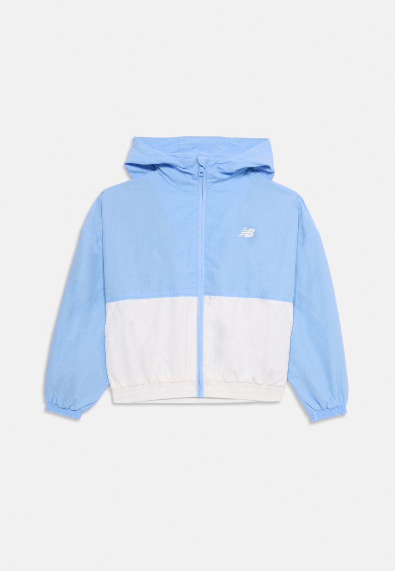 Hellblaues Jacket mit einem weißen unteren Abschnitt und Kapuze. Verfügt über einen Frontreißverschluss und geraffte Säume. Mit einem weißen Logo auf der Brust versehen.