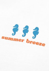 Drie blauwe zeepaardjes boven oranje tekst met de woorden "zomerse bries" op een witte gestructureerde stof.