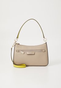 Borsa a tracolla in pelle granata beige con tasca frontale con zip. Presenta un manico giallo a contrasto e finiture in metallo argentato.