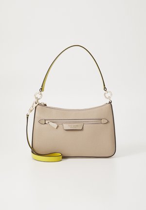 Sac à main en cuir grainé beige avec une poche zippée à l'avant. Doté d'une bandoulière jaune contrastante et de quincaillerie en ton argent.