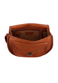 Otvorená hnedá kožená crossbody taška s klopou na prednom vrecku, vnútorným vreckom na zips a nastaviteľným ramenným popruhom.