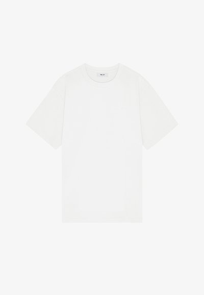 Valkoinen lyhythihainen t-paita, joka on valmistettu puuvillasta, pyöreällä pääntiellä ja hienovaraisella logolla rinnassa, jossa on sileä rakenne.