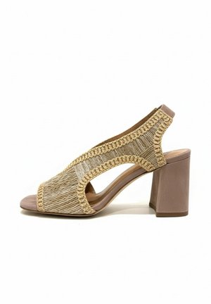 Beige open-teen damessandaal met bovenwerk van geweven stof, sierlijke afwerking, open zijkanten en een stevige blokhak.