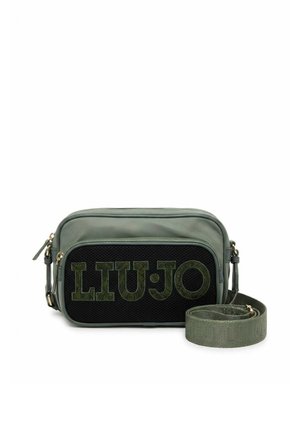 Piccola borsa a tracolla verde oliva con tasca frontale nera recante la scritta "LIU·JO", tracolla regolabile arrotolata accanto e dettagli in metallo dorato.