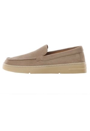 Mocassin beige en daim à enfiler avec des détails cousus et une épaisse semelle en caoutchouc brun clair, vu de profil sur un fond blanc.