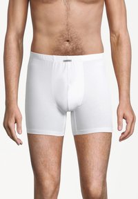 Boxers en coton blancs avec une taille élastique. Présente une texture lisse et une coupe ajustée. Pas de motifs ou d'accents visibles.