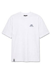 T-shirt blanc à manches courtes avec un petit logo noir "PEGADOR" et un motif feuille sur la partie supérieure gauche de la poitrine, ainsi qu'une petite étiquette sur l'ourlet inférieur.