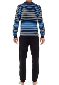 Herrepyjamas med en blå og sort stribet langærmet trøje med rund hals og ensfarvede sorte bukser med elastiske manchetter. Blødt stof.