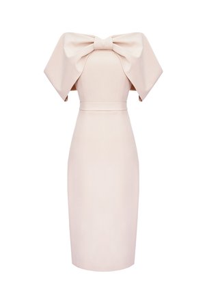 Jasnobeżowa sukienka midi z dopasowaną talią i dużą kokardą na ramionach i górnej części klatki piersiowej.