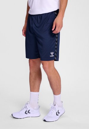 Shorts atletici blu marina realizzati in materiale leggero con vita elastica, dotati di un motivo a chevron nero sui lati e di un logo.