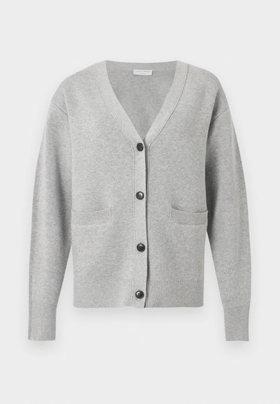 Ανοιχτό γκρι ζακέτα με V λαιμόκοψη και μακριά μανίκια, με τέσσερα μαύρα κουμπιά μπροστά και δύο μικρές μπροστινές τσέπες.