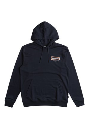 Dunkelblauer Hoodie mit Kordelzug, Fronttasche und einem weißen Logo-Etikett auf der Brust. Hergestellt aus weichem Stoff mit glatter Textur.