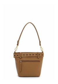 Pruun nahast käekott tekstuurse pinnaga, millel on naelutatud rihm ja esiküljel tõmblukuga tasku. Disaini täiustavad kuldsed metalldetailid.