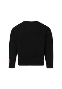 Maglione nero con design a girocollo, maniche lunghe e vestibilità corta. Presenta una patch con logo rosso sulla manica sinistra. Texture morbida in maglia.