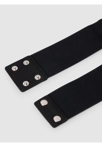 Cinghie elastiche nere con estremità quadrate in similpelle, dotate di bottoni automatici metallici argentati. Superficie in tessuto strutturato; costruzione resistente e robusta.