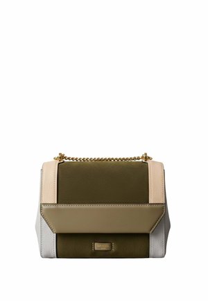 Sac à main rectangulaire avec un centre en tissu vert olive, un rabat en cuir beige, des côtés en cuir blanc et une bandoulière en chaîne dorée.