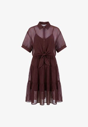 Kurzärmeliges bordeauxfarbenes transparentes Kleid mit Kragen, Vorderknöpfen, Taillenschleife, gestuftem Rock und passendem Innenslip mit kleinem Punktmuster.