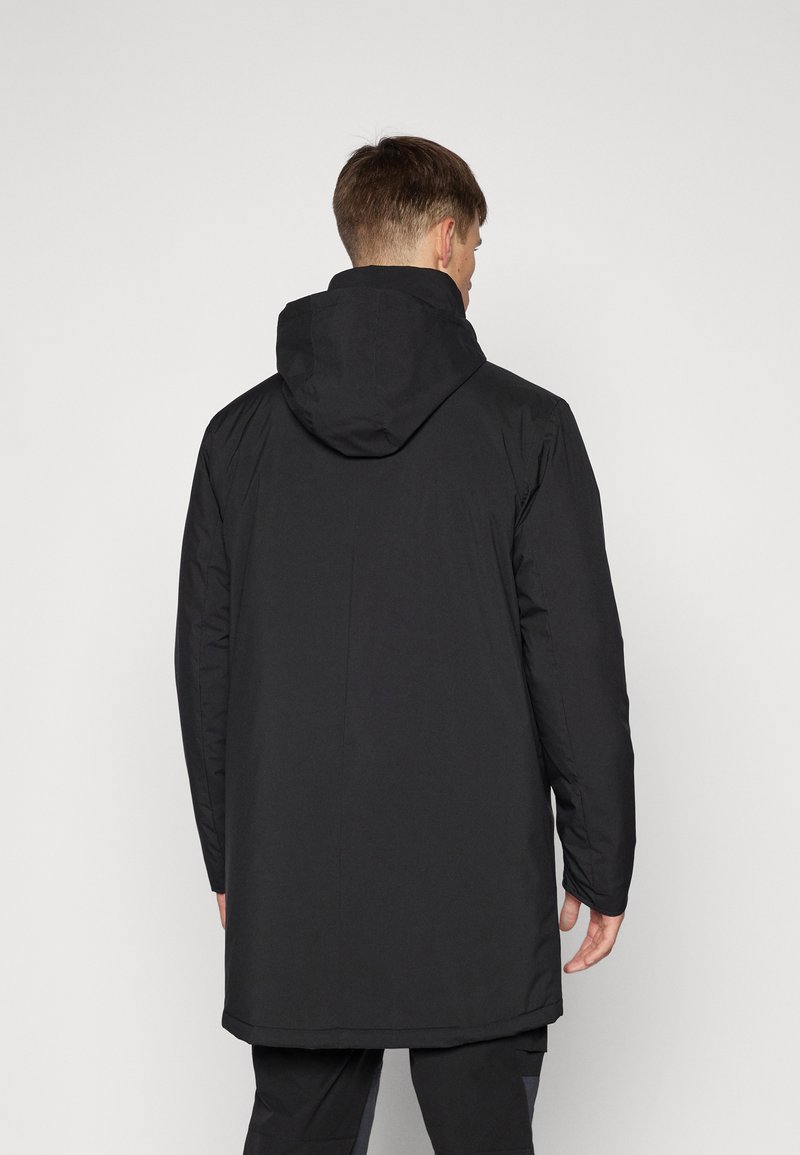 Czarna kurtka z kapturem o gładkim, matowym wykończeniu, z długim krojem i minimalistycznym designem. Brak widocznych kieszeni lub ozdób.