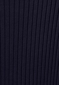 Tissu tricoté côtelé bleu marine foncé avec des nervures verticales espacées régulièrement et une surface texturée.