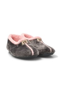 Zapatillas de casa de felpa gris con forro de piel sintética rosa, diseño tipo pantufla y costura de acento rosa. Presenta un pequeño parche con el logo en el lateral.