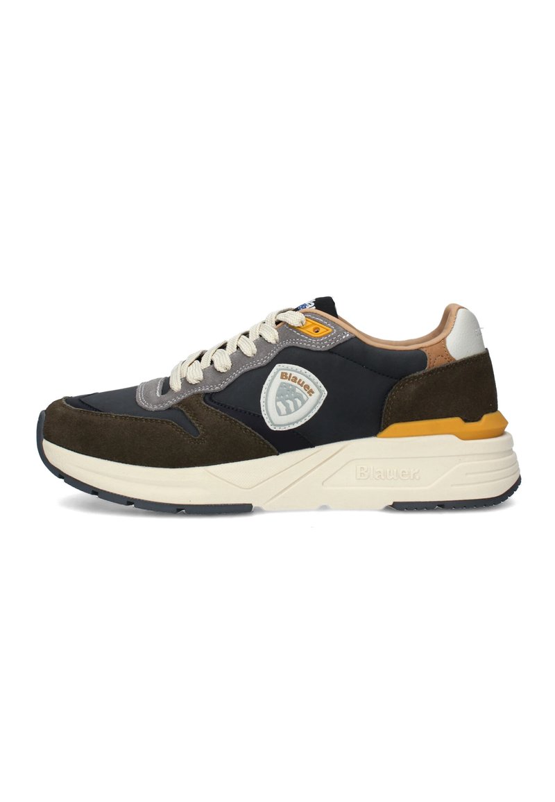 Sneakers da uomo caratterizzati da un mix di suede blu navy, grigio e marrone, con punta arrotondata, lacci beige e suola in gomma. Dettaglio del logo in evidenza.