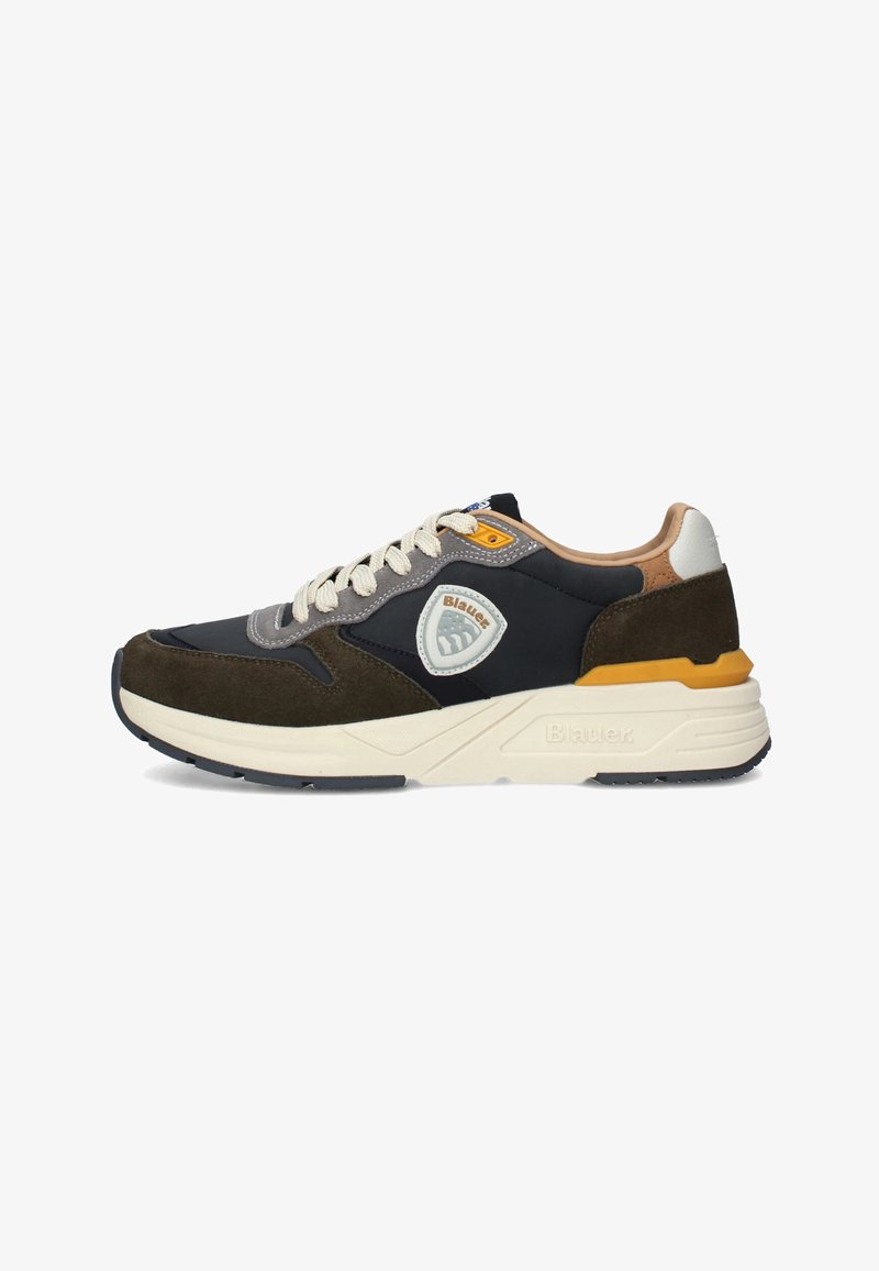 Sneakers da uomo caratterizzati da un mix di suede blu navy, grigio e marrone, con punta arrotondata, lacci beige e suola in gomma. Dettaglio del logo in evidenza.