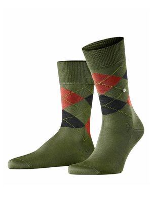 Grüne Knöchelsocken mit einem Rautenmuster in Rot, Schwarz und Hellgrün, mit gerippten Bündchen und dezentem Logodesign.