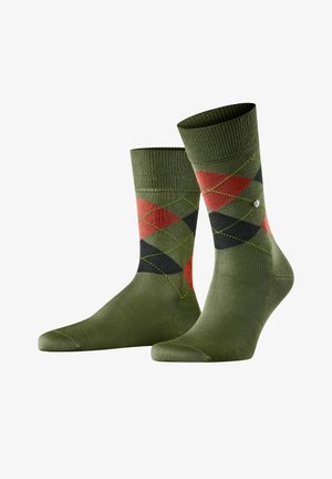 Grüne Knöchelsocken mit einem Rautenmuster in Rot, Schwarz und Hellgrün, mit gerippten Bündchen und dezentem Logodesign.