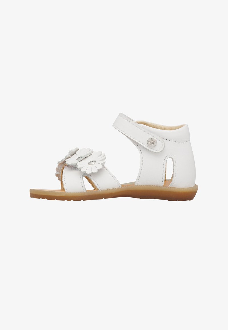 Sandale blanche pour tout-petit avec bride à la cheville, détails décoratifs en forme de fleurs, et semelle souple marron, vue de côté sur fond blanc.