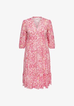 Roze jurk met patroon, een V-hals, driekwart mouwen en een rucheszoom. Bevat geometrische ontwerpen in verschillende tinten roze en crème.