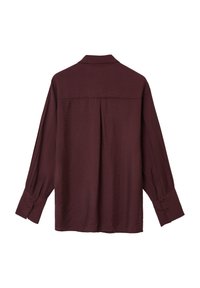 Blusa a maniche lunghe di un intenso bordeaux scuro con una piega sul retro, polsini bottonati e colletto classico mostrata da dietro.